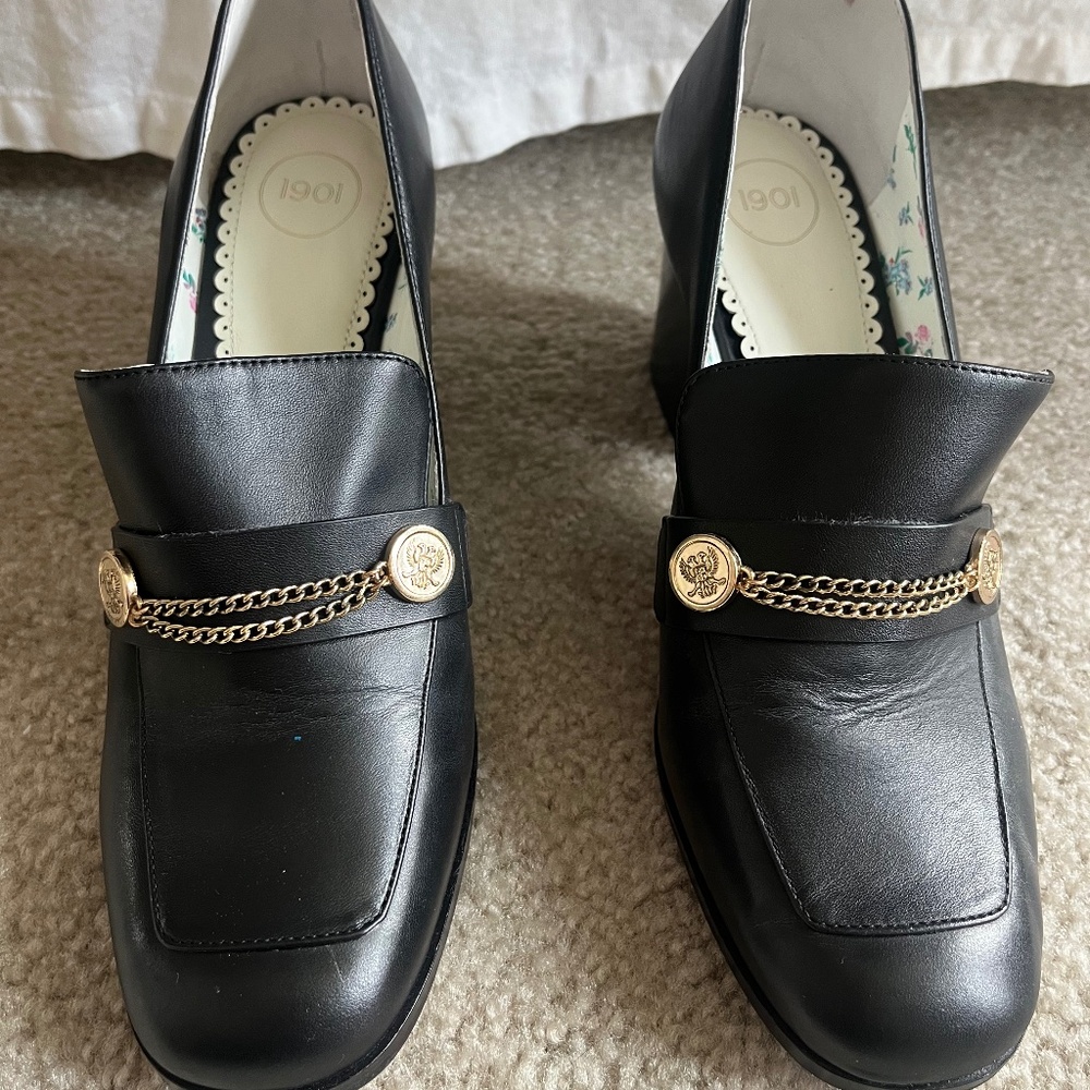 Black pumps